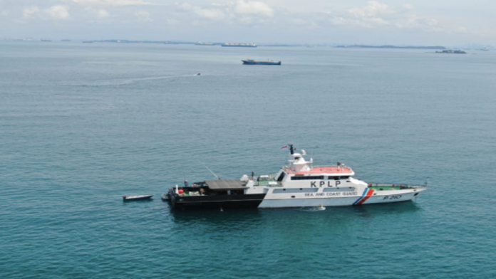 Pangkalan PLP Tanjung Uban mengerahkan Kapal Patroli KN Rantos untuk mengevakuasi Kapal kapal Lu Rong Yuan Yu 988 asal Tiongkok yang kandas di Perairan Takong, Kepulauan Riau, Kamis (5/11/2020) malam | HUBLA.DEPHUB.GO.ID