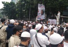 Massa Menanti Orasi Perdana Habib Rizieq Shihab di Markas FPI