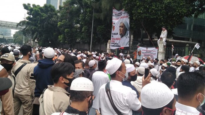 MASSA MENANTI RIZIEQ