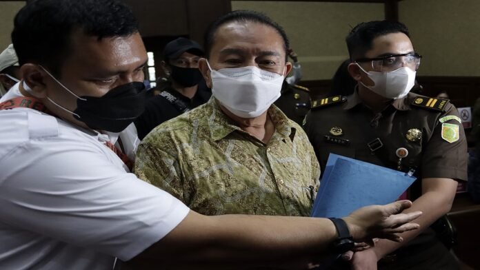 Terpidana kasus cessie Bank Bali Joko Tjandra (tengah) dikawal petugas saat bersiap menjalani sidang dakwaan perkara dugaan suap kepada jaksa dan perwira tinggi Polri serta pemufakatan jahat di Pengadilan Tipikor, Jakarta, Senin (2/11/2020). HARNAS.ID | BARRI FATHAILAH