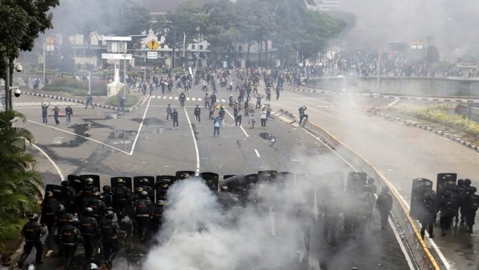 Aparat kepolisian memukul mundur demonstran dengan menembakkan water canon dan gas air mata saat unjuk rasa menolak pengesahan Undang-Undang Cipta Kerja di kawasan Monas, Jakarta, Kamis (8/10/2020). HARNAS.ID | BARRI FATHAILAH