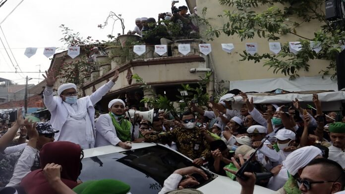 Pemimpin FPI Habib Rizieq Shihab disambut pendukungnya saat tiba di Markas FPI, Petamburan, Jakarta Pusat, Selasa (10/11/2020). Habib Rizieq Shihab kembali ke Tanah Air setelah berada di Arab Saudi selama tiga setengah tahun. HARNAS.ID | BARRI FATHAILAH