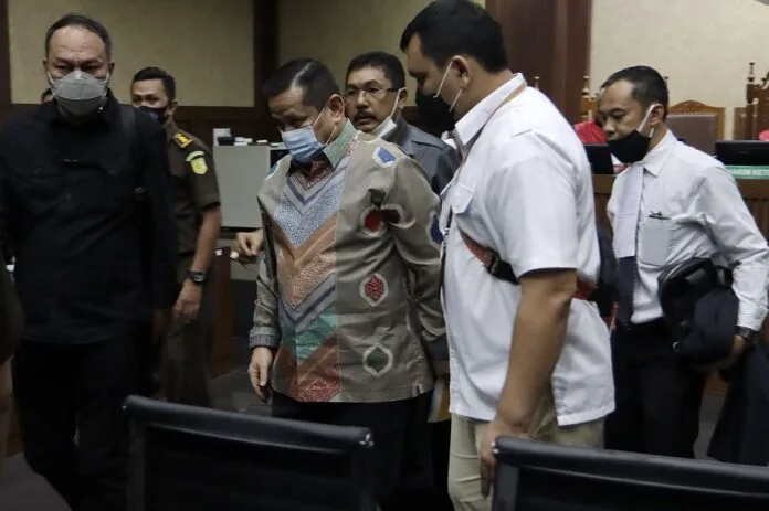 Terdakwa kasus suap penghapusan red notice Djoko Tjandra, Irjen Pol Napoleon Bonaparte (tengah) usai menjalani sidang dakwaan di Pengadilan Tipikor, Jakarta, Senin (2/11/2020). HARNAS.ID | BARRI FATHAILAH
