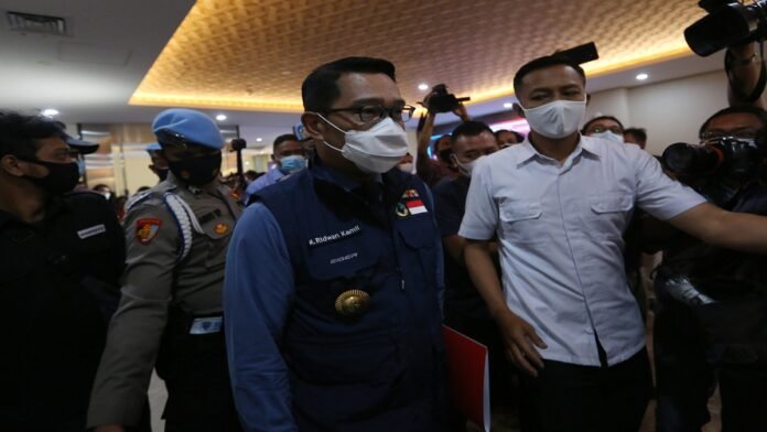 Gubernur Jawa Barat Ridwan Kamil saat tiba di kantor Bareskrim Mabes Polri, Jakarta, Jumat (20/11/2020). Ridwan Kamil dimintai keterangan terkait dugaan pelanggaran protokol kesehatan di acara pimpinan FPI Rizieq Shihab di Megamendung, Bogor, Jawa Barat.HARNAS.ID | BARRI FATHAILAH