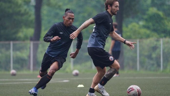 Pemain Persija Tony Sucipto (kiri) dan Marc Klok
