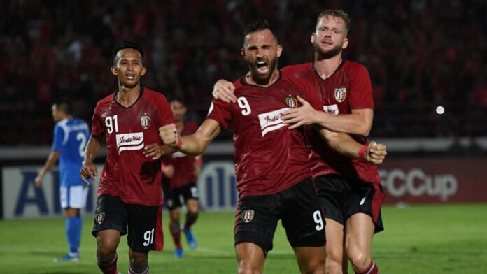 Pesepak bola Bali United Ilija Spasojevic (tengah)