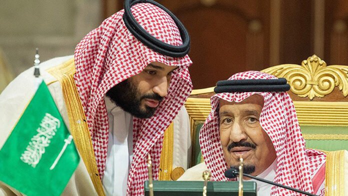 Putera Mahkota Mohammed bin Salman berbicara dengan Raja Arab Saudi Salman bin Abdulaziz Al Saud