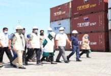 Kunjungi Pelabuhan Bima, Mendes PDTT Sarankan Harga Tol Laut Dievaluasi