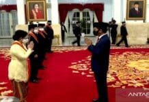 Presiden Anugerahkan Tanda Kehormatan dan Jasa kepada 71 Orang, Ini Daftar Para Penerima