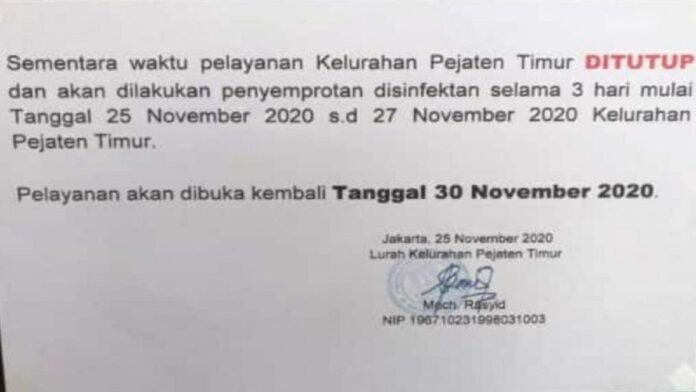 Pengumuman perihal penutupan Kantor Kelurahan Pejaten Timur, Kecamatan Pasar Minggu, Kota Jakarta Selatan, selama tiga hari, setelah ada ASN yang terpapar COVID-19, Rabu (25/11/2020) | ANTARA