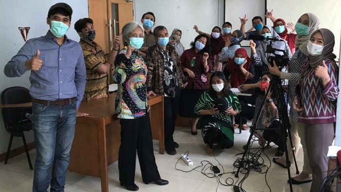 Pengamat sosial budaya, sekaligus dosen sastra Inggris FISIB Universitas Pakuan, yang juga Ketua HISKI Komisariat Bogor Dr Agnes Setyowati H (kedua kiri) dan desain grafis Arya Pandu Prakasa (kiri), berfoto bersama dengan peserta pelatihan bertajuk “Mentoring Pengembangan Media” di Jakarta, Jumat (27/11/2020). Pelatihan ini digagas Dinkes DKI Jakarta selama tiga hari, sejak Rabu (25/11/2020). HARNAS.ID | BARRI FATHAILAH