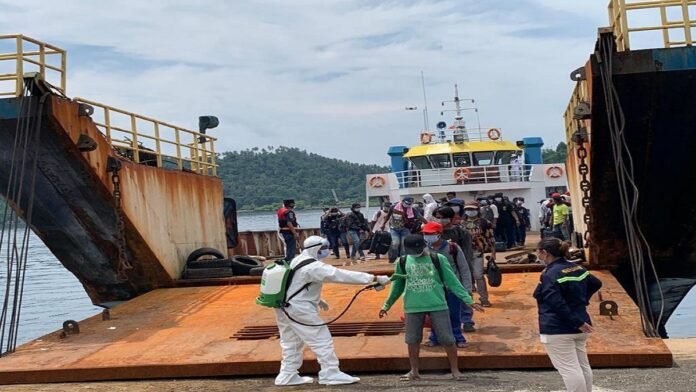 Petugas mensterilisasi 157 ABK yang dipulangkan dari China di Pelabuhan Bitung, Sulawesi Utara, Sabtu (7/11/2020) | DIT PWNI KEMENLU RI
