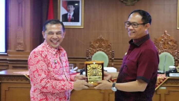 Wali Kota Cimahi Ajay M Priatna (kiri) saat bertemu Wakil Bupati Badung I Ketut Suiasa di Ruang Kriya Gosana, Puspem Badung, Bali, Jumat (6/12/2019). ANTARANEWS BALI | FIKRI YUSUF