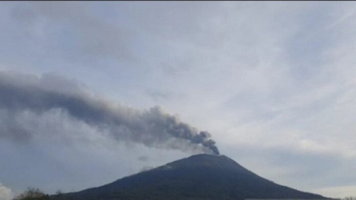 Gunung Ili Lewotolok mengeluarkan asap | ANTARA