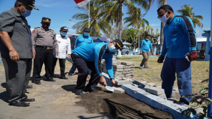 Kepala Distrik Navigasi Kelas I Surabaya Gunung Hutapea melakukan peletakan batu pertama pembangunan jalan masuk menuju Menara Suar Tanjung Pacinan, Desa Tangsi, Kecamatan Mangaran, Situbondo, Jawa Timur, Kamis (12/11/2020) | HUBLA.DEPHUB.GO.ID