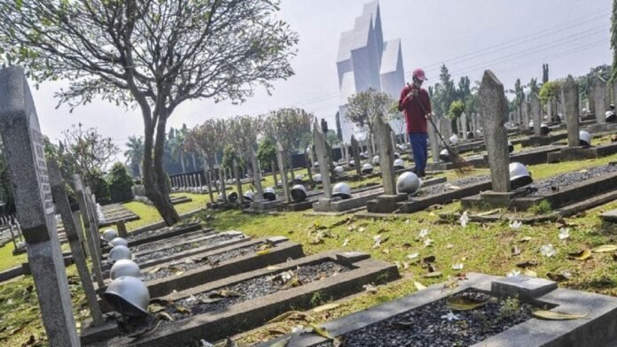 Pekerja membersihkan area Taman Makam Pahlawan Nasional Utama Kalibata, Jakarta, Senin (9/11/2020). ANTARA FOTO | FAKHRI HERMANSYAH