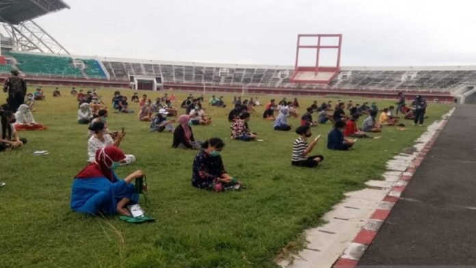 Pasien terkonfirmasi positif COVID-19 tanpa gejala melakukan relaksasi di Stadion Jember Sport Garden beberapa pekan lalu | ANTARA