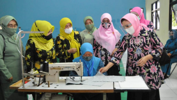 Penasihat DWP Kemenhub Endang Budi Karya di sela pemberian pelatihan kepada kaum perempuan di sekitar Pelabuhan Patimban, Subang, Jawa Barat, Senin (23/11/2020) | BKIP KEMENHUB