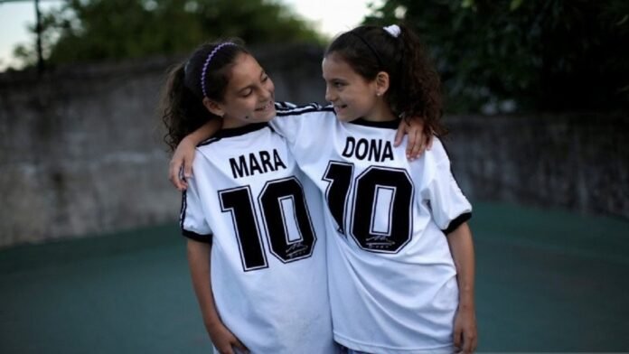 Mara dan Dona, putri kembar Walter Gaston Rotundo, berpose di rumah mereka, Buenos Aires, Argentina, 27 November 2020. ANTARA