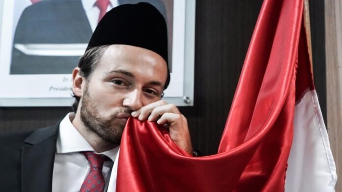 Gelandang Persija Marc Klok mencium Bendera Merah Putih usai resmi menjadi WNI | PERSIJA.ID