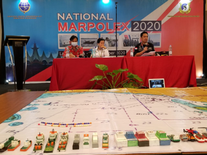 Kasubdit Penanggulangan Musibah dan Pekerjaan Bawah Air Ditjen Hubla Kemenhub Een Nuraini Saidah (tengah) saat berbicara dalam Table Top Exercise jelang Latihan Nasional Penanggulangan Tumpahan Minyak 2020 di Lampung, Sabtu (28/11/2020) | HUBLA.DEPHUB.GO.ID