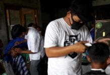 Pengungsi dan Relawan Merapi Dapat Layanan Potong Rambut Gratis