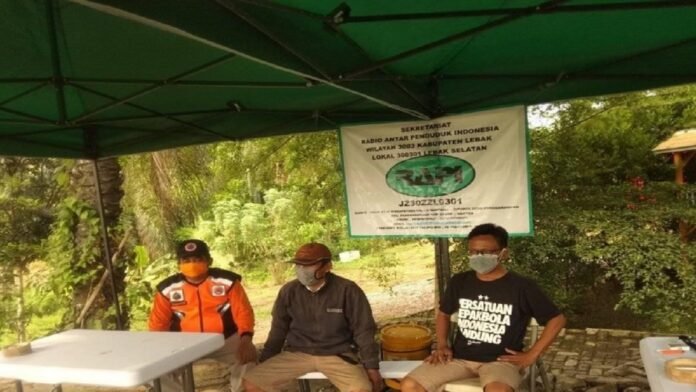 Petugas BPBD Provinsi Banten memantau dampak gempa bumi di Kecamatan Sumur, Pandeglang, Banten, Minggu (15/11/2020) | ANTARA