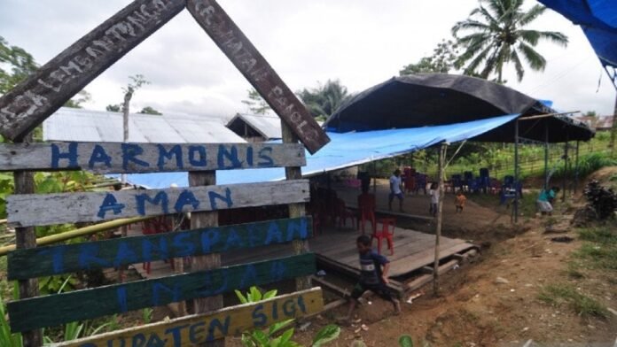 Sejumlah warga berada di rumah duka korban penyerangan kelompok terduga teroris di Desa Lembantongoa, Kecamatan Palolo, Kabupaten Sigi, Sulawesi Tengah, Minggu (29/11/2020). ANTARA FOTO | FALDI | MOHAMMAD HAMZAH