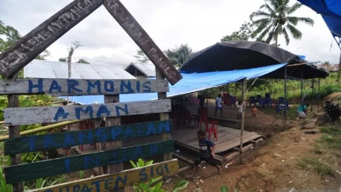 Sejumlah warga berada di rumah duka korban penyerangan kelompok terduga teroris di Desa Lembantongoa, Kecamatan Palolo, Kabupaten Sigi, Sulawesi Tengah, Minggu (29/11/2020). ANTARA FOTO | FALDI | MOHAMMAD HAMZAH