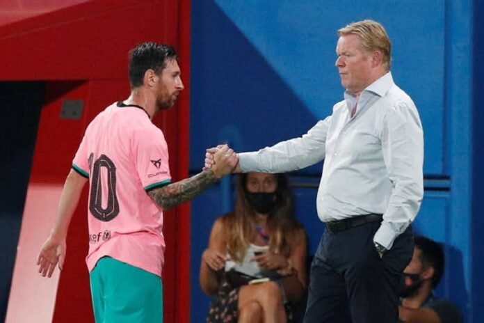 bersalaman dengan pelatih Ronald Koeman saat pertandingan pramusim melawan Girona di Johan Cruyff Stadium, Barcelona, Spanyol pada 16 September 2020 | ANTARA FILES