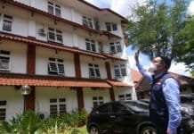 Ridwan Kamil Kunjungi Pasien COVID-19 di Wisma Makara UI