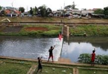 Banjir Kanal Timur Jadi Area Bermain Anak