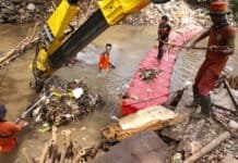 Memperlancar Aliran Kali Krukut dari Sumbatan Sampah