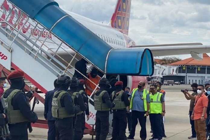 23 terduga teroris kelompok Jamaah Islamiyah (JI) saat tiba di Bandara Soekarno Hatta, Rabu (16/12/2020) usai diterbangkan dari Lampung ke Jakarta | ANTARA