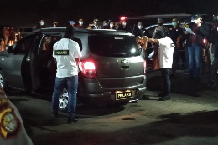 Sebuah adegan dalam rekonstruksi penembakan laskar FPI di rest area kilometer 50 jalan Tol Jakarta-Cikampek. ANTARA | ALI KHUMAINI