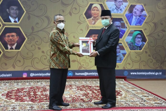 Ketua KY Paruh Kedua Periode 2015-2020 Jaja Ahmad Jayus (kiri) menyerahkan memori jabatan Pimpinan dan Anggota KY Periode 2015-2020 kepada Ketua KY sementara Periode 2020-2025 H. M. Taufiq HZ di Gedung KY, Jakarta, Senin (21/12/2020) | HUMAS KY