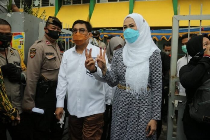 Calon Wali Kota Surabaya Machfud Arifin bersama istrinya Lita menggunakan hak pilihnya di Pilkada 2020 dengan mencoblos di TPS 25 Jalan WR Supratman Nomor 46 Kota Surabaya, Jatim, Rabu (9/12/2020). ANTARA | DIDIK SUHARTONO