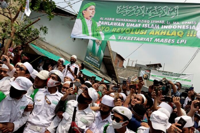 Anggota Laskar Pembela Islam (LPI) membuat blokade untuk mengamankan kedatangan Imam Besar FPI Habib Rizieq Shihab di Markas FPI, Petamburan, Jakarta, Selasa (10/11/2020). HARNAS.ID | BARRI FATHAILAH