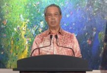 PM Malaysia dan Barisan Depan Terima Vaksin COVID-19 Pertama