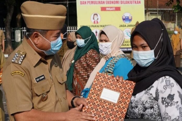 Bupati Garut Rudy Gunawan memberikan penghargaan kepada warga yang sudah lulus dari Program Keluarga Harapan (PKH) di lapangan Sekretariat Kabupaten Garut, Jawa Barat, Senin (9/11/2020) | ANTARA