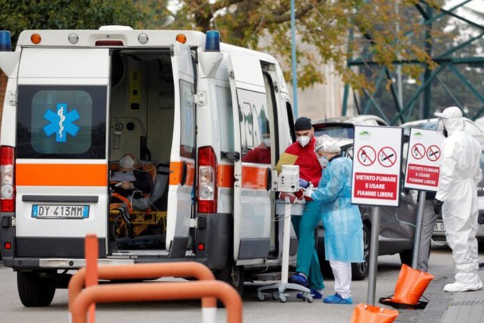 antarafoto-italy-coronavirus-naples-patient-12112020
