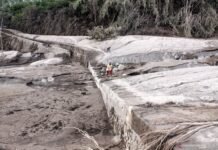 Tertutup Kabut, Gunung Semeru Masih Luncurkan Awan Panas