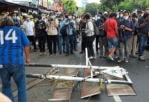 Aparat Gabungan Copot Atribut FPI di Petamburan