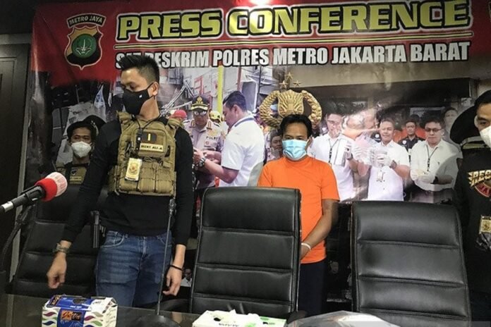 Pelaku penganiayaan terhadap dokter, Abdul Jabar saat konferensi pers di Mapolres Metro Jakarta Barat, Kamis (24/12/2020). ANTARA | DEVY NINDI