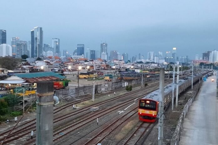 Kereta listrik Jabodetabek melintas di dekat Stasiun Tanah Abang, Jakarta Pusat, Sabtu (14/11/2020). ANTARA | LAILY RAHMAWATY