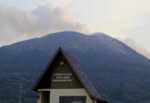 Dentuman Keras Erupsi Lewotolok, Warga Dilarang Aktivitas 4 KM dari Kawah Puncak
