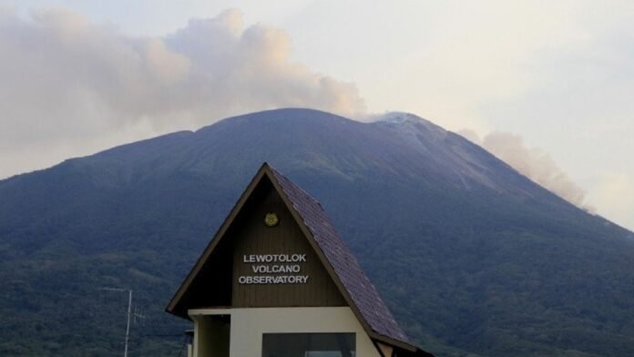 Pemandangan Gunung Ili Lewotolok yang sedang mengeluarkan material vulkanik terlihat dari Kecamatan Ile Ape, Kabupaten Lembata, Nusa Tenggara Timur, Rabu (2/12/2020). ANTARA FOTO | KORNELIS KAHA