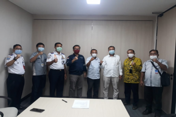 Direktur Perkapalan dan Kepelautan Ditjen Hubla Kemenhub Capt Hermanta (ketiga kiri) usai memfasilitasi pertemuan Pelaut Hasanuddin dengan PT Wira Jaya Logitama di Kantor Kemenhub, Jakarta, Kamis (10/12/2020) | HUBLA.DEPHUB.GO.ID