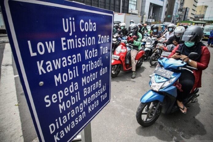 Pengendara berhenti di dekat papan informasi pengalihan arus kendaraan di kawasan Kota Tua, Jakarta, Sabtu (19/12/2020). ANTARA FOTO RIVAN AWAL LINGGA