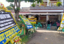 Karangan Bunga Duka Cita Padati Sekeliling Rumah Pilot Sriwijaya Air